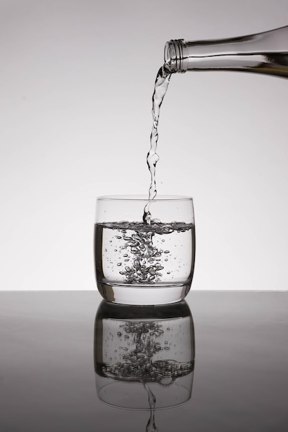 Glas Wasser Flasche Wasser leeres Glas