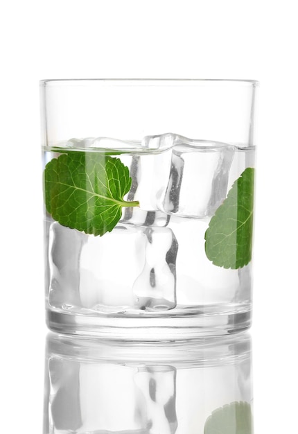 Glas Wasser mit Eisminze und -kalk getrennt auf Weiß