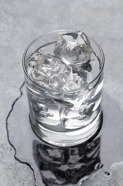 Glas Wasser mit Eiswürfeln