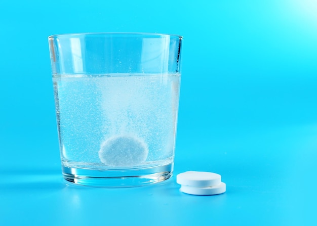 Glas Wasser Und Pillen Auf Blauem Hintergrund