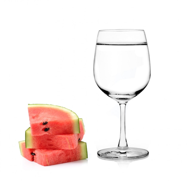 Glas Wasser und Wassermelone lokalisiert auf weißem Raum