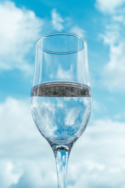 Glas Wasser vor dem blauen Himmel