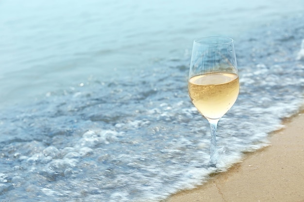 Glas Wein am Meer, Nahaufnahme