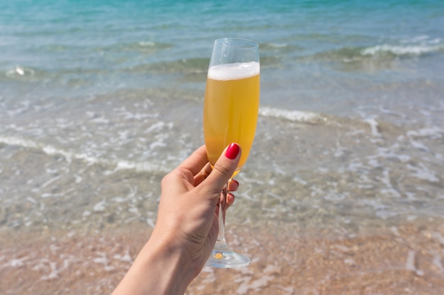 Glas Wein am Strand