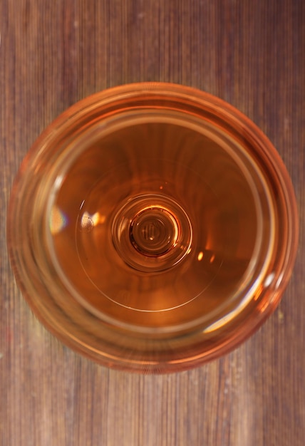 Glas Wein auf Draufsicht des Holztischs