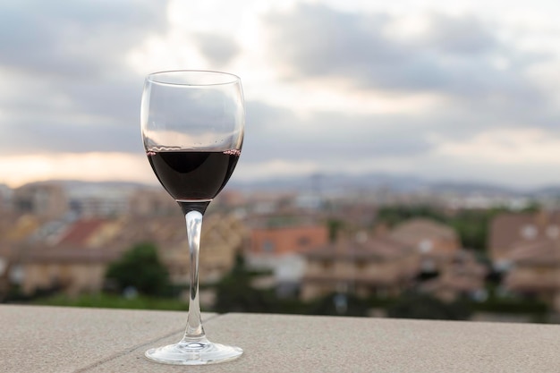 Glas Wein im Sonnenuntergang