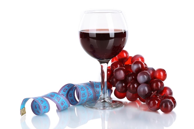 Glas Wein und messendes Band getrennt auf Weiß