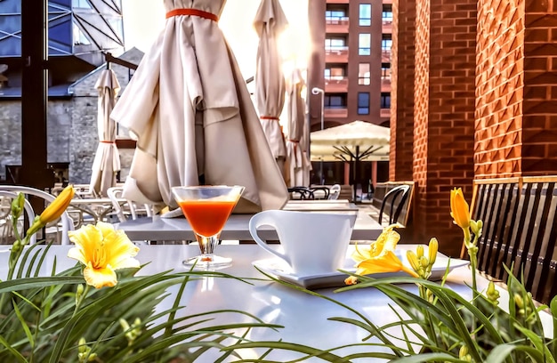 Glas Wein und Tasse Kaffee im Straßencafé in der Altstadt von Tallinn