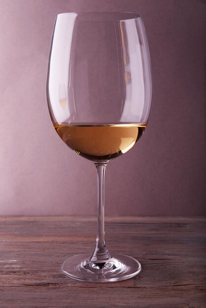 Glas Weißwein auf Holztisch