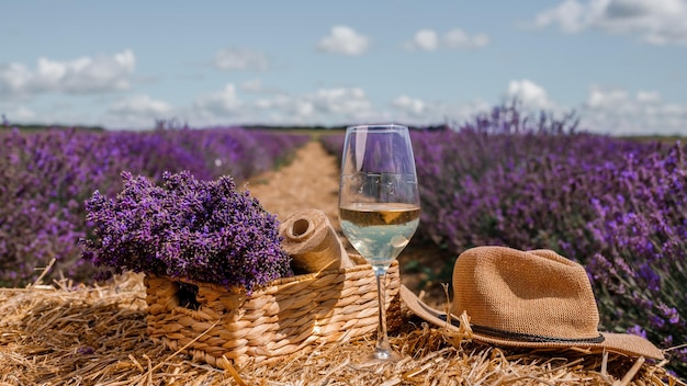 Glas Weißwein in einem Lavendelfeld in Provance Violette Blumen im Hintergrund