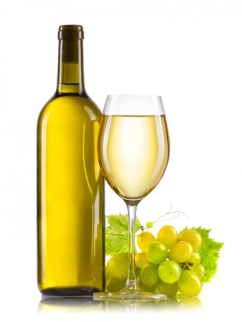 Glas Weißwein mit der Flasche und reifen Trauben lokalisiert