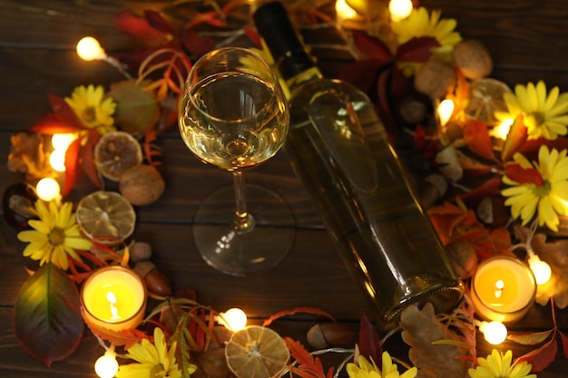 Glas Weißwein mit Herbstdekoration