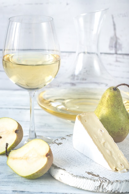Glas Weißwein mit Käse und Birnen