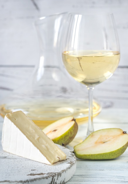 Glas Weißwein mit Käse und Birnen