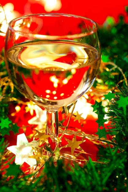 Glas Weißwein mit Weihnachtsdekoration, sehr flacher DOF