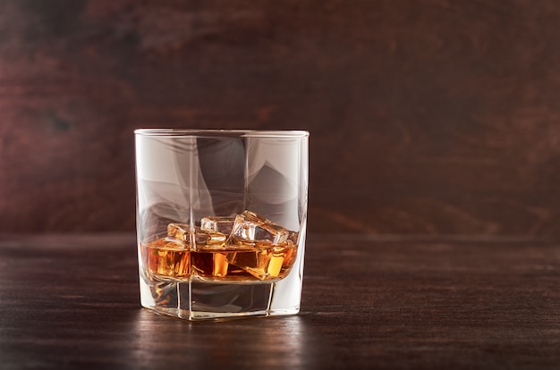 Glas Whisky auf einem Holztisch