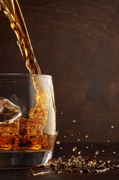 Glas Whisky auf einem Holztisch
