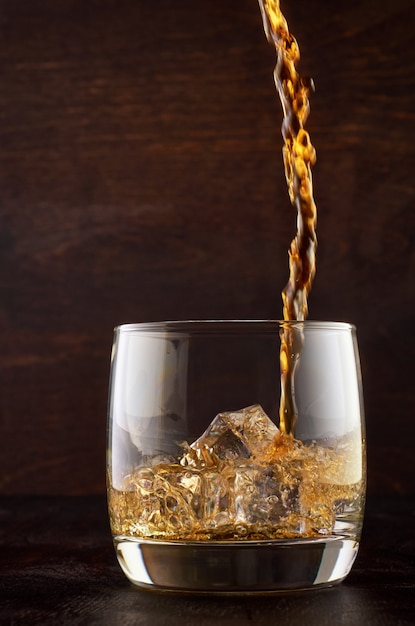 Glas Whisky auf einem Holztisch