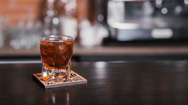 Foto glas whisky mit eiswürfeln