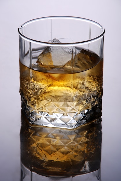 Glas Whisky mit Eiswürfeln