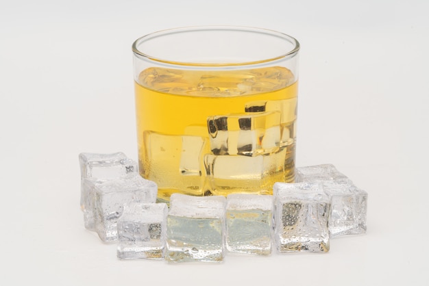 Glas Whisky mit Eiswürfeln