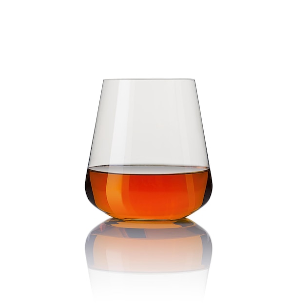 Glas Whisky ohne Eis- und Reflexionsatelieraufnahme