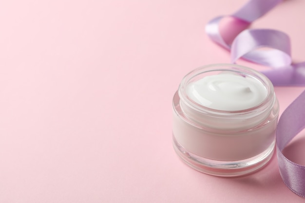 Glas Wintercreme für die Haut auf rosa