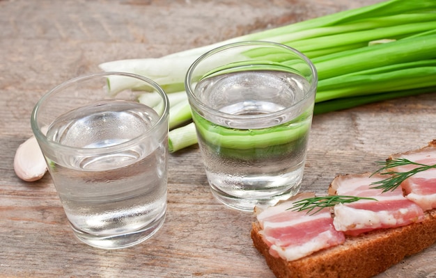 Glas Wodka, Zwiebeln und Speck-Sandwich