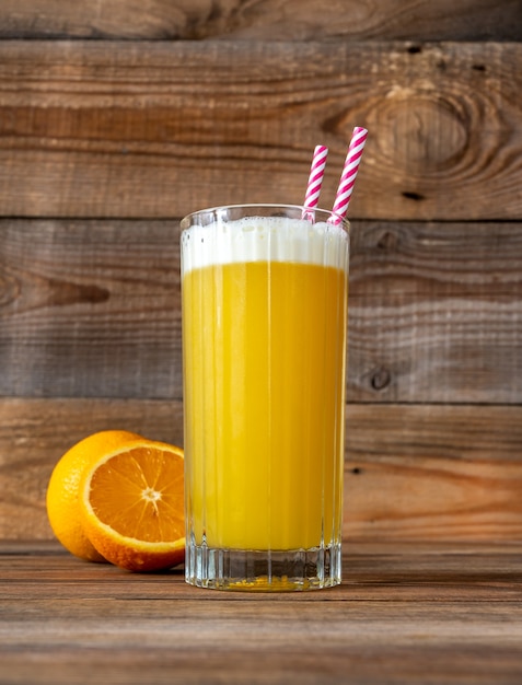 Glas Yellow Bird Cocktail mit frischer Orange