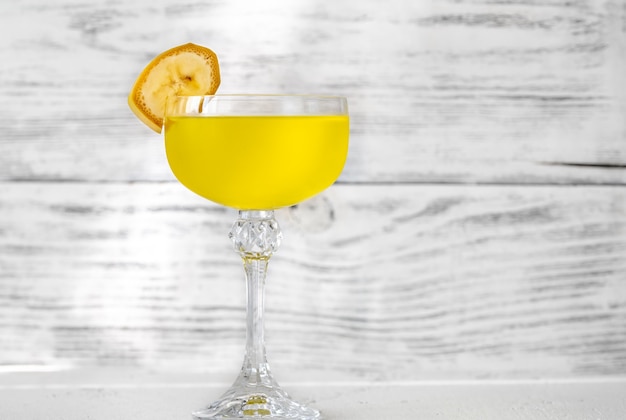 Glas Yellow Submarine Cocktail garniert mit Bananenscheibe