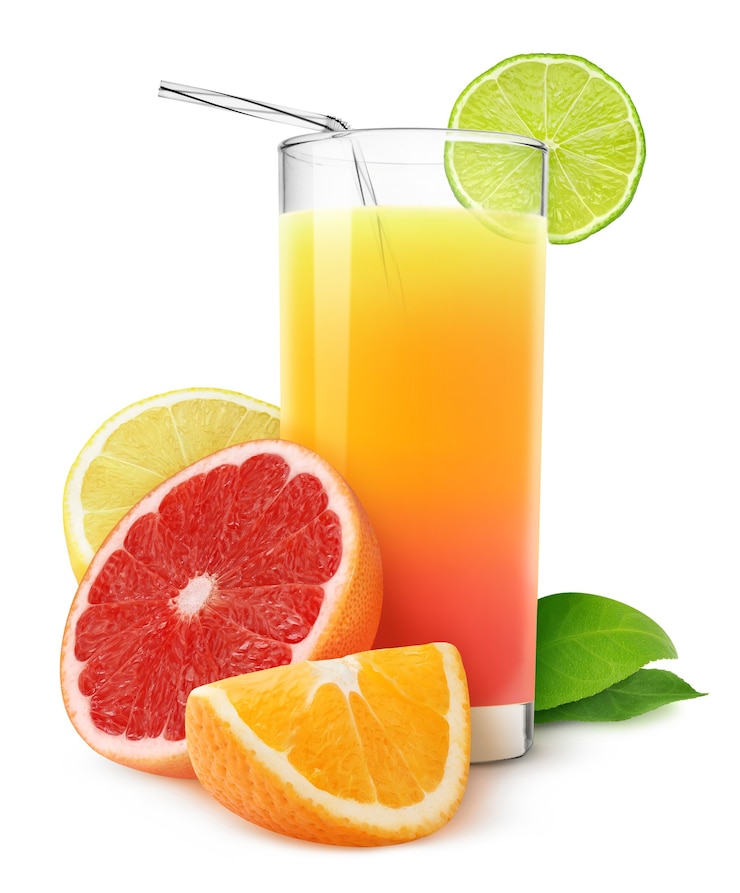 Foto glas zitrussäfte mischen und frische scheiben von orange, grapefruit, zitrone und limette isoliert auf weißem hintergrund