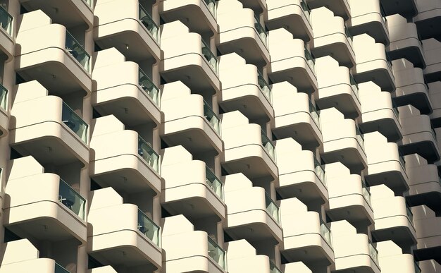 Glasbalkone auf modernem Gebäudefassadenarchitekturhintergrund