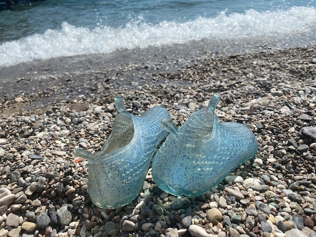 Glasbecher mit kaltem, frischem, leckerem, eiskaltem Bier vor dem Pool im Urlaub in einem tropischen