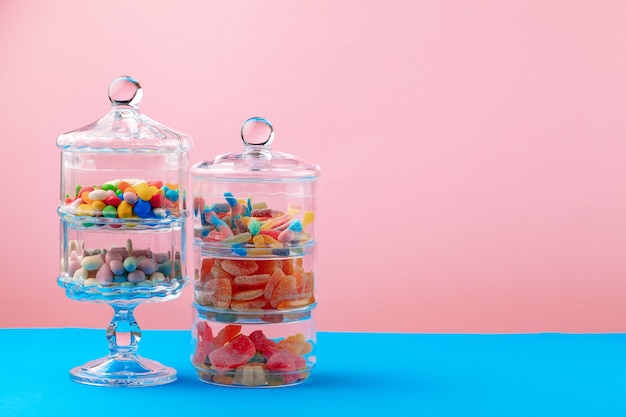 Glasbehälter mit Süßigkeiten und Bonbons