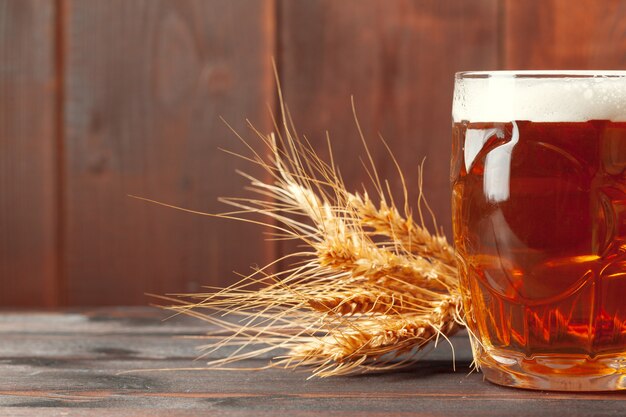 Glasbier auf Holztisch