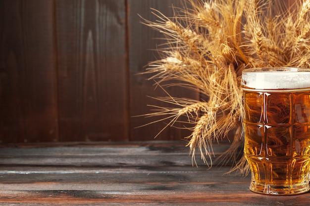 Glasbier auf Holztisch