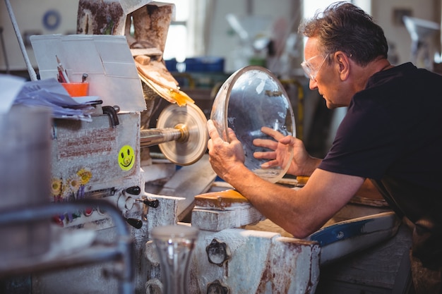 Glasbläser, der an einem Glas arbeitet