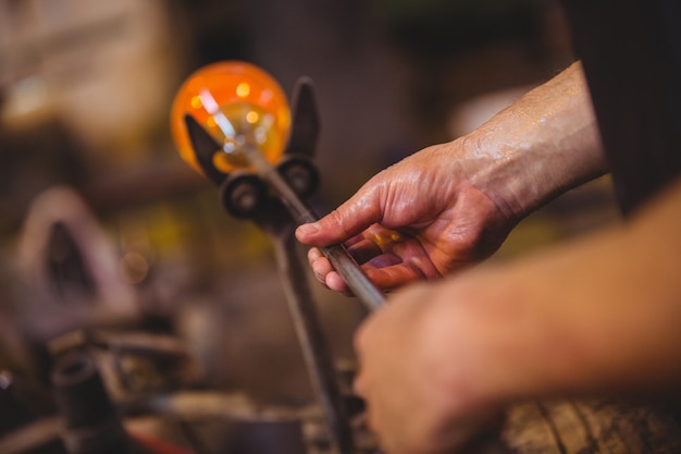 Glasbläser, der ein flüssiges Glas formt