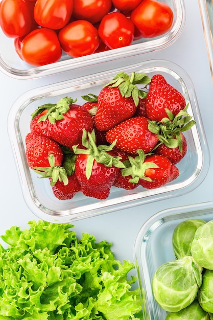 Glasboxen mit frischem rohem Gemüse Gemüse und Obst in Glasbehältern Konzept zur Aufbewahrung von Lebensmitteln