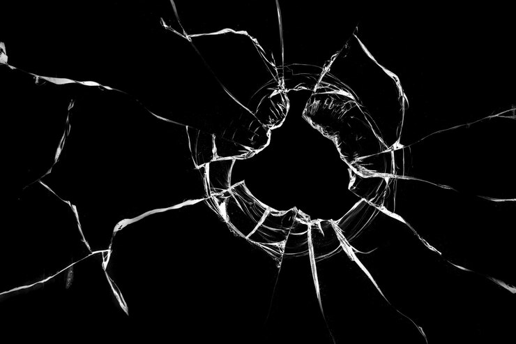Glasbruch von einer Kugel Textur von gebrochenem Glas