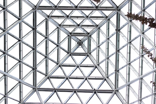 Glasdachkonstruktion in einem Einkaufszentrum, die eine schöne Geometrie bildet