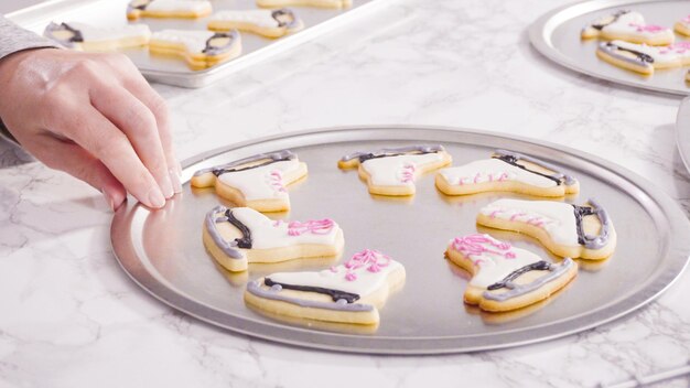 Glaseado de galletas de azúcar en forma de patín con glaseado real.