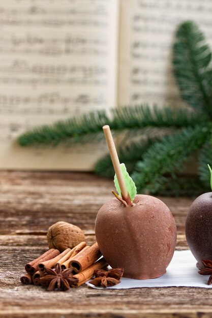 Glaseado en manzana de chocolate para navidad y partitura