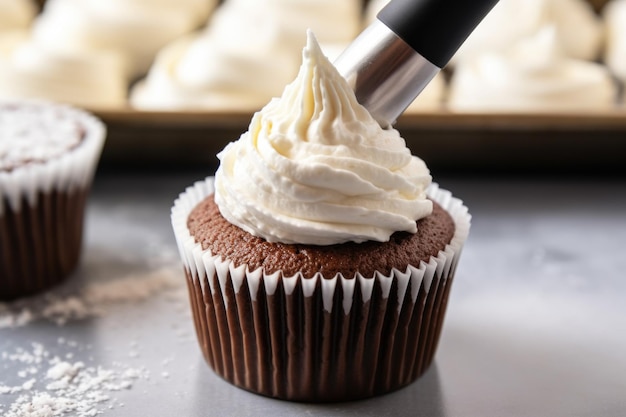 Glasear un cupcake de chocolate con una espátula