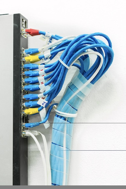 Foto glasfaserkabel mit rechenzentrum verbunden hat glasfaserkabel das netzwerk der telekommunikation in digitalen kommunikationssystemen ist link