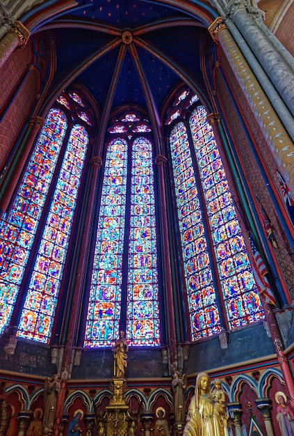 Glasfenster in Amiens Kathedrale von Notre Dame in der Region Hotte-de-France, Picardie, Frankreich