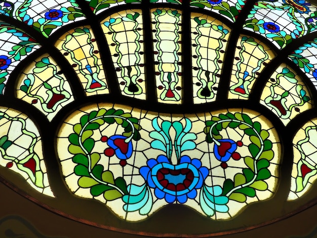 Glasfenster in der Synagoge Florale geometrische und religiöse Motive