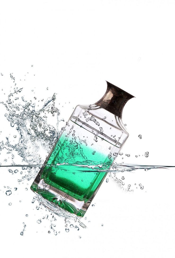 Foto glasflasche, die in wasser fällt