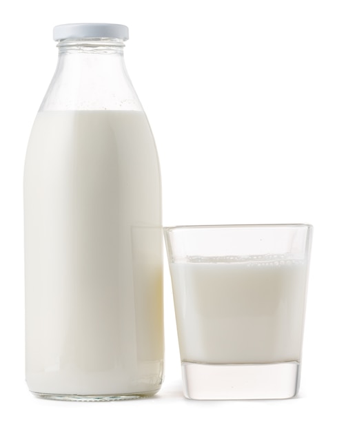 Glasflasche und Tasse frische Milch lokalisiert auf Weiß