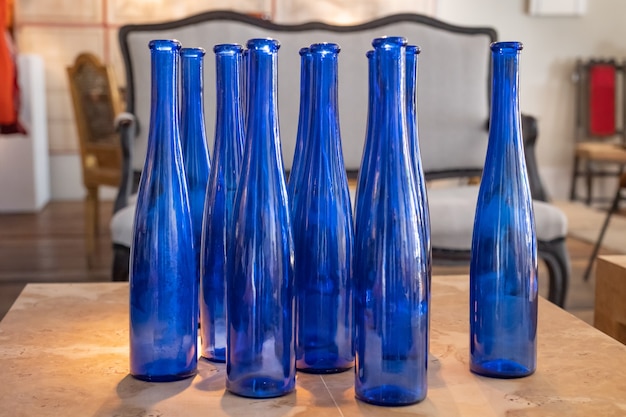 Glasflaschen auf Holztisch mit unscharfem Hintergrund